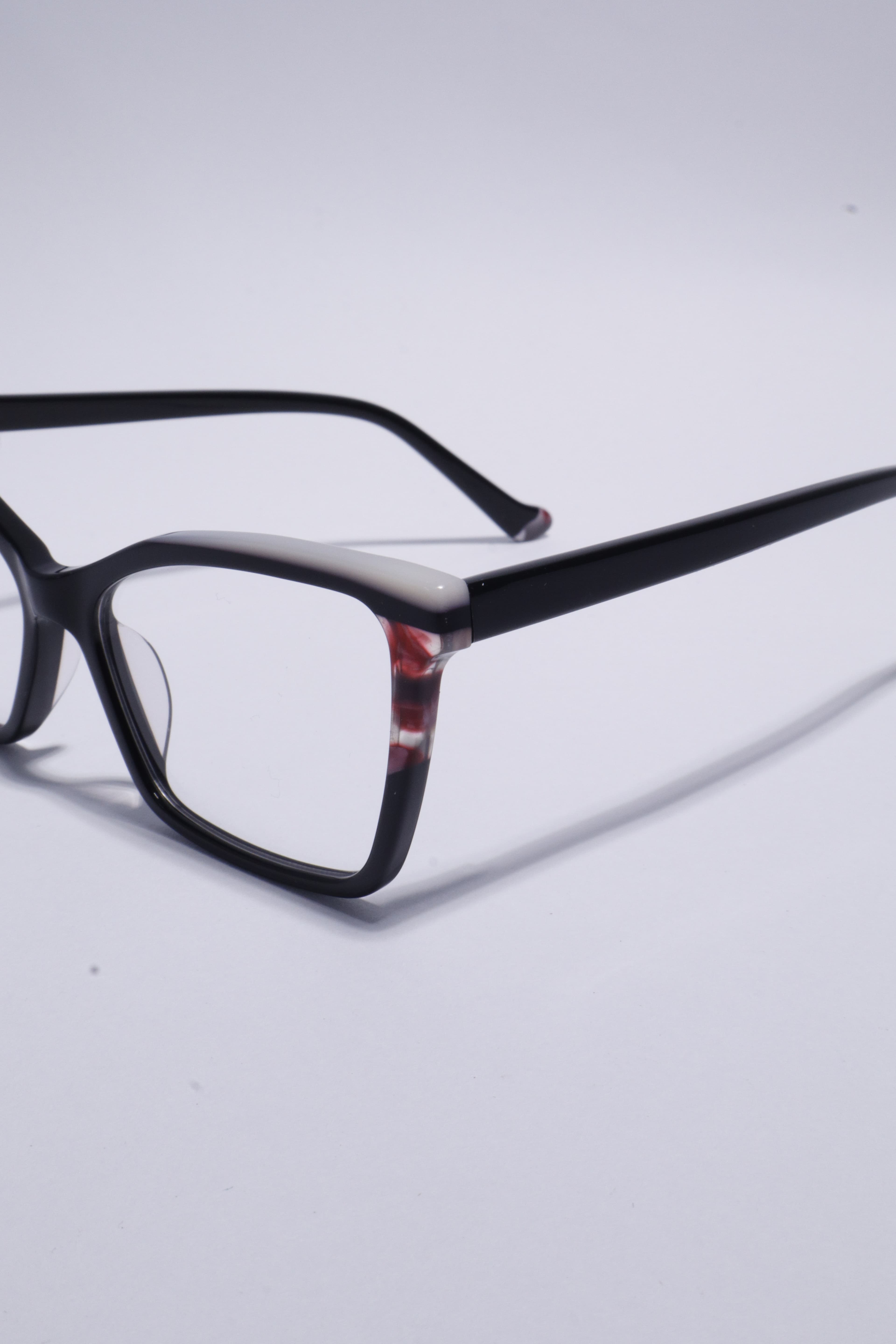 Negro con detalles en rojo jaspeado y blanco en los codos y el inicio de las varillas. - Lateral